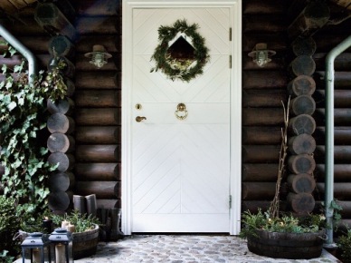 Białe drzwi w domu z drewnianych  bali (19971)