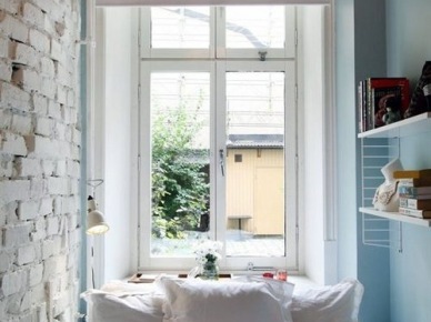 Mała sypialnia z białą cegłą na ścianie (49343)