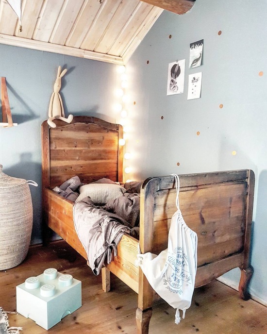 Drewniane łóżko w pokoju dziecięcym
