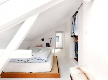 Biała sypialnia z garderobą pod skośnymi ścianami poddasza (26179)