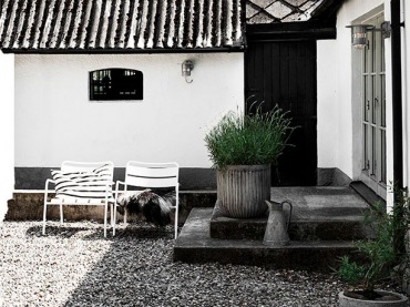 Mroczne wejście do domu,skandynawski domek,biało-czarna aranżacja,Lotta Agaton (35318)