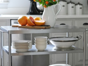Blaszany stolik na kółkach to prosty i praktyczny sposób na zorganizowanie w kuchni wyspy. Dodatkowa przestrzeń robocza...