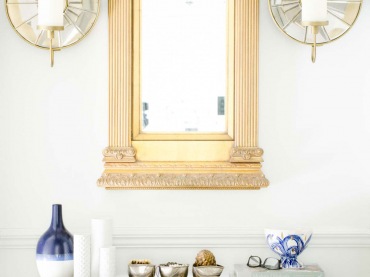 Lustro w bogato zdobionej, złotej ramie nadaje ton całemu pomieszczeniu. Eleganckie dodatki w postaci oryginalnych...