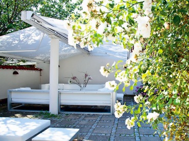 piękny taras z ogrodem mieści się w Danii - to romantyczny widok w estetycznym wydaniu.