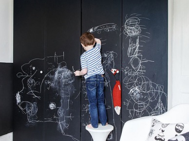 Czarna szafa w dziecięcym pokoju pomalowana tablicową   farbą (21557)