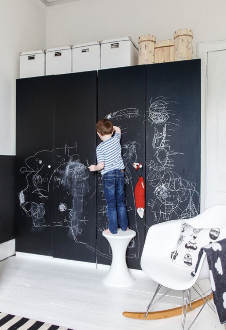 Czarna szafa w dziecięcym pokoju pomalowana tablicową   farbą