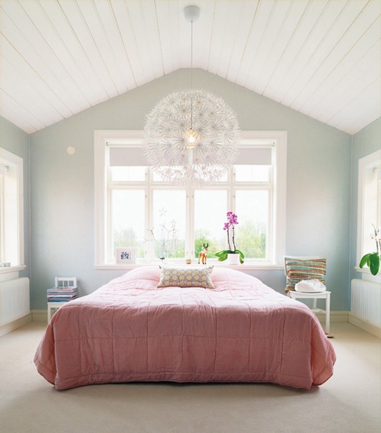 Różowa narzuta w skandynawskiej sypialni