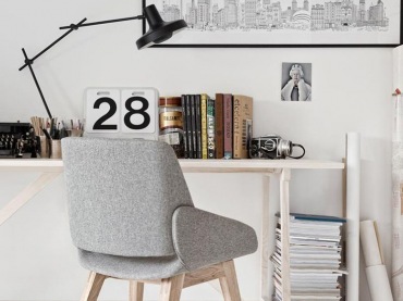 Biały kącik biurowy z nowoczesną czarną lampą, prostym biurkiem,szarym tapicerowanym fotelikiem i biało-czarnymi skandynawskimi grafikami (26126)