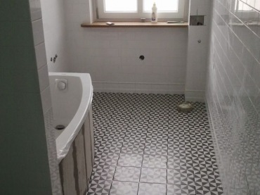 Płytki z mozaiką na podłodze w łazience (42702)