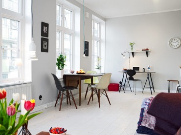 małe mieszkanie, w którym mieszka dwoje studentów - mamy więc optymalne rozwiązania przestrzeni w skandynawskim stylu - prosto, estetycznie i bez zbędnych...
