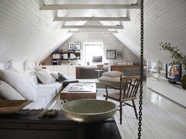ten domek jest na szwedzkiej wsi, ale swoim wystrojem przypomina wielkomiejski loft. Aranżacja domu jest pełna odcieni...