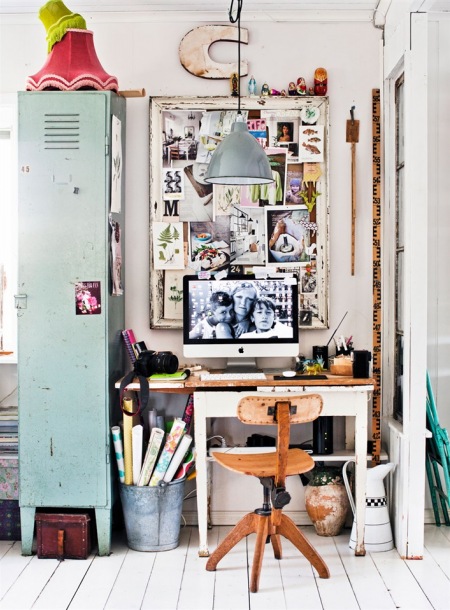 Pokój biurowy w stylu vintage z metalowymi i drewnianymi detalami z patyną