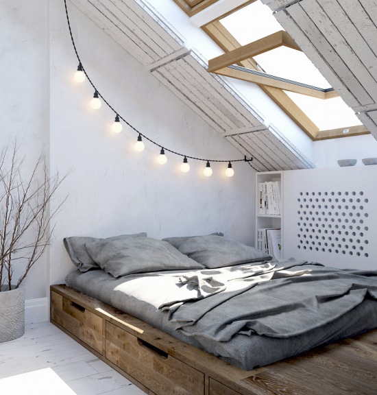 Biała sypialnia na poddaszu z oryginalnym drewnianym łóżkiem