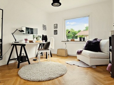 czarne i funkcjonalne biurko w skandynawskiej aranżacji - z małą nutką stylu industrialnego w kolorach...