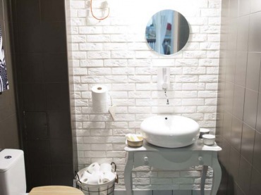 Metamorfoza małej łazienki,jak urządzić małą łazienkę,oryginalna łazienka,biała cegła na ścianie w łazience,czarne ściany w łazience,biało-czarna łazienka,płytki vives na podłodze w łązience,graficzne wzory na płytkach podłogow (39439)