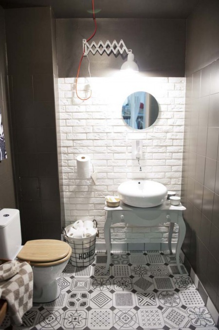 Metamorfoza małej łazienki,jak urządzić małą łazienkę,oryginalna łazienka,biała cegła na ścianie w łazience,czarne ściany w łazience,biało-czarna łazienka,płytki vives na podłodze w łązience,graficzne wzory na płytkach podłogow