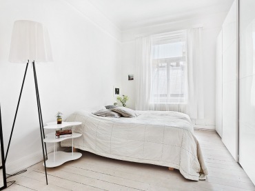 Sypialnię urządzono całkowicie w bieli, nadając tym samym wnętrzu skandynawski charakter. Proste wyposażenie i...