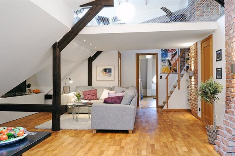 Przyjemne mieszkanie na poddaszu w bieli i z czerwoną cegłą, czyli subtelna inspiracja skandynawskim stylem (36099)