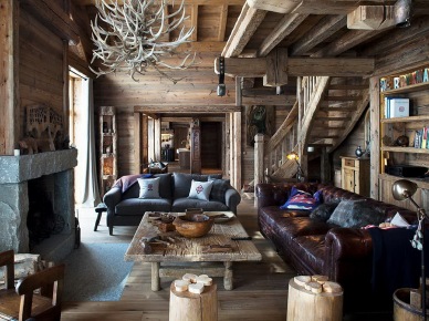 Drewno i kamień w salonie w alpejskiej   rezydencji (20703)
