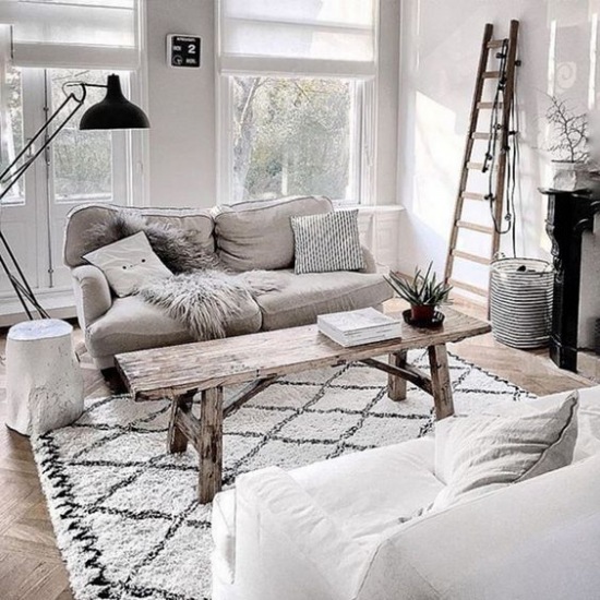 Oryginalny salon z drewnianymi dodatkami i białą sofą
