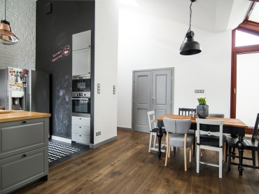 Wysokie pomieszczenie wykorzystano jako strefę kuchenno-jadalnianą, doskonale łącząc ze sobą obie te funkcje i style...