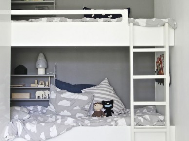 Piętrowe biale łóżka w pokoju dziecięcym z szarymi ścianami i biało-szarą pościelą (24886)