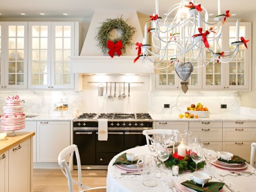 Białe meble wprowadzają do kuchni z jadalnią świeżość i elegancję. Świąteczne dodatki w czerwieni i zieleni idealnie...