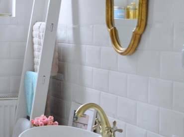 Aranżację jasnej łazienki wzbogacono akcentami złota, które podkreślają francuski szyk i elegancję. Jako wieszak na...