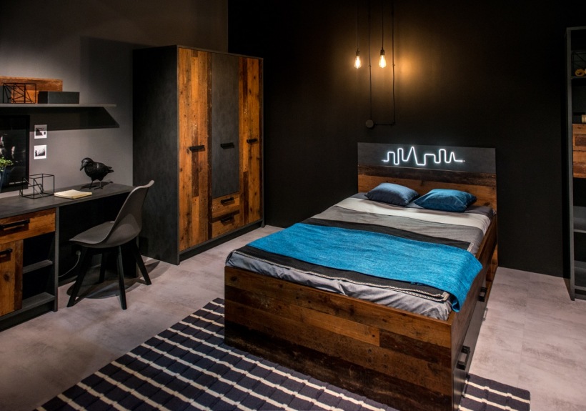 Aranżacja sypialni z drewnianymi meblami i dekoracją neonem