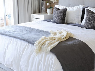 Biało-szara aranżacja sypialni w nowoczesnym stylu (23503)
