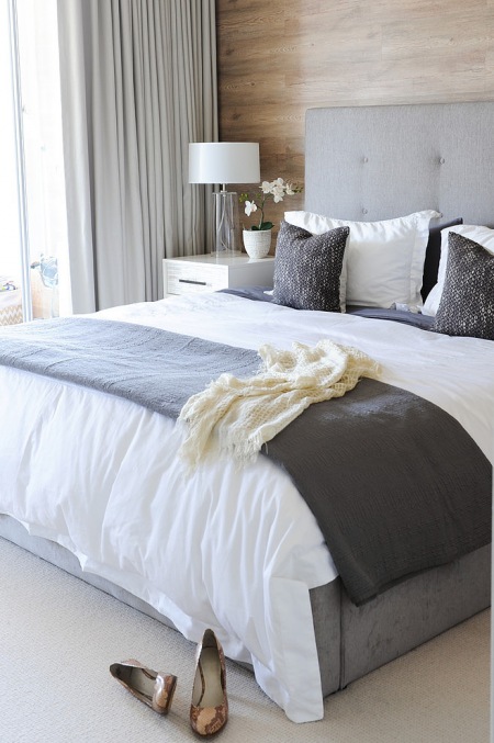 Biało-szara aranżacja sypialni w nowoczesnym stylu