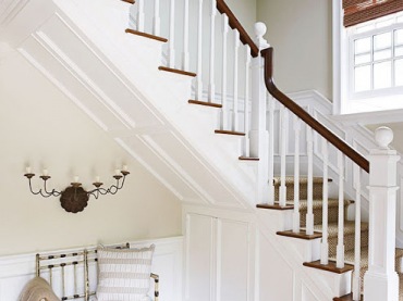 klasyczny styl i kolor drewnianych schodów, czyli połączenie bieli z naturalnym drewnem  - zawsze piękne !