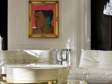  Lenny Kravitz otworzył swoje studio wnętrz dekoracja Kravtz Projekt  2003 roku. Dekorowanie jego rezydencji w Paryżu podsumowuje swoje klasyczne inspiracje, ale rock, przepychu i luksusowym stylu. The art deco znajdują się kawałki całym hotelu są piękne.
W Togos skóra lounge biały, coffee table lakierowany mosiądz i Gabriella Crespi, czarne aksamitne zasłony, ogromne zawieszenie Baccarat i dwa portrety Muhammad Ali przez Andy'ego Warhola na konsole 