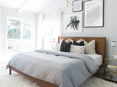 Przestronna sypialnia na poddaszu z drewnianym łóżkiem (53127)