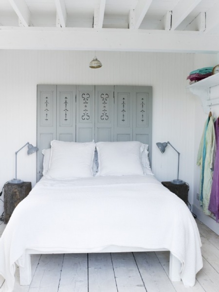Sypialnia z łóżkiem z drewnianym morskim wezglowiem