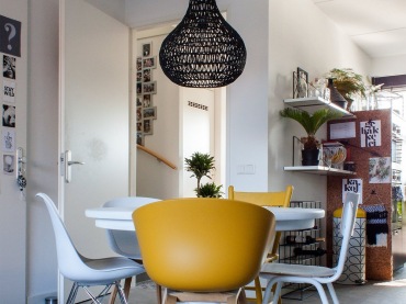 Elementami przełamującymi chłodną i spokojną paletę barw w jadalni są żółte krzesła, typowe dla stylu skandynawskiego....