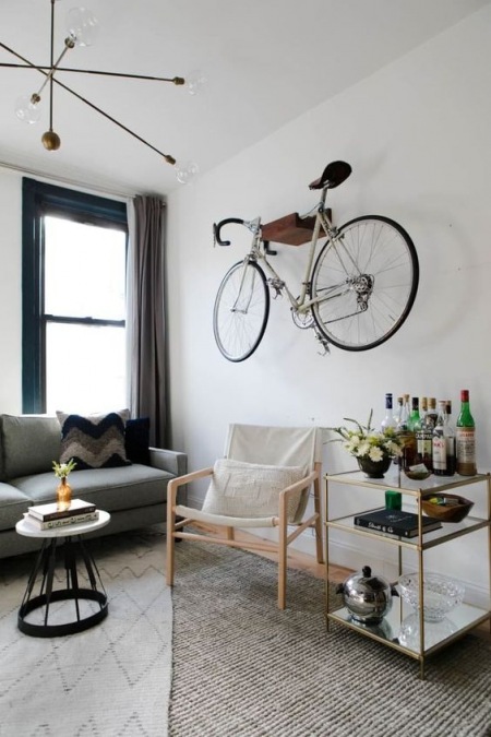 Oryginalny wieszak na rower na ścianie w salonie