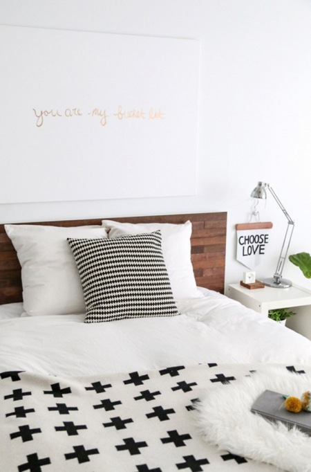 Drewniane łóżko w sypialni