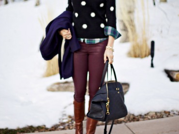 Idealne stylizacja na spacer, ciemny sweterek w groszki jest...