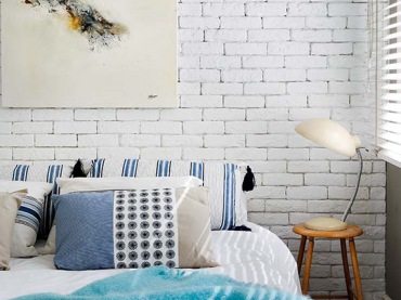 świeżość i prostota, to dobry pomysł na sypialnię ze ścianą z białej cegły - jest przytulnie, czysto i prosto....