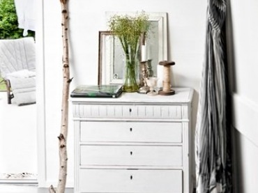 Biała komoda szufladnik  i drewniane detale w aranżacji salonu (25558)