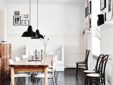 Czarne podłogi i lampy w białych wnętrzach w stylu skandynawskim (48534)