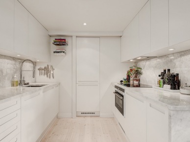 Mała biała kuchnia pod antresolą w otwartej zabudowie mieszkania (21224)