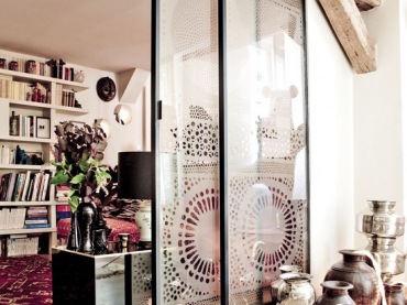 Drzwi ozdobione ciekawym wzorem z matowego szkła prezentują się bardzo dekoracyjnie. Symetryczny wzór, niczym mozaika,...