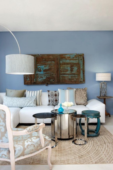 Turkusowo-niebieski salon z lustrzanymi stolikami