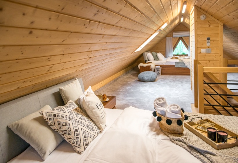 Podwójna sypialnia na poddaszu z drewnianym sufitem