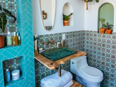 Dominujący na palecie barw błękit wprowadza sporą rześkość do łazienki. Wnętrze prezentuje się dynamicznie, ale i bardzo...