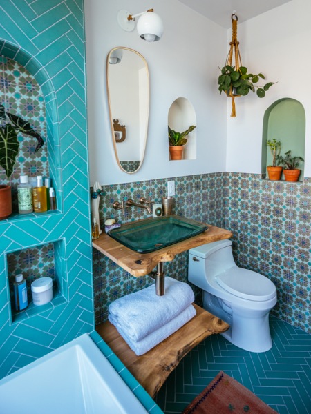 Oryginalna mozaika w niebieskiej łazience