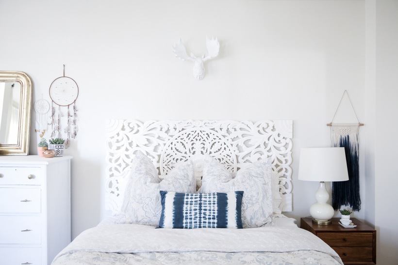 Biało – niebieska sypialnia w stylu boho