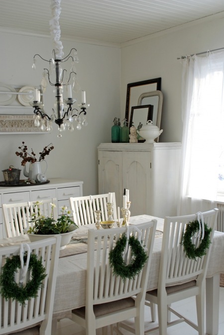 Zielone wianki na krzesłach,świąteczne wianki w jadalni,jak ozdobić świątecznie krzesła,świąteczne dekoracje z zielonych wianków